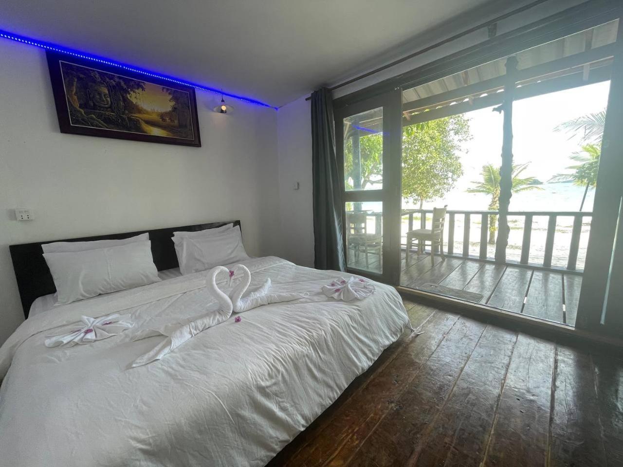 Koh Rong Beach Hostel And Bungalows Kaoh Touch Exterior photo
