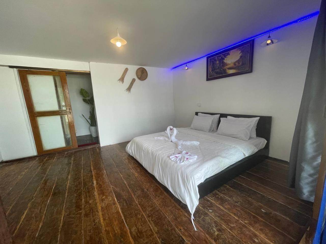Koh Rong Beach Hostel And Bungalows Kaoh Touch Exterior photo