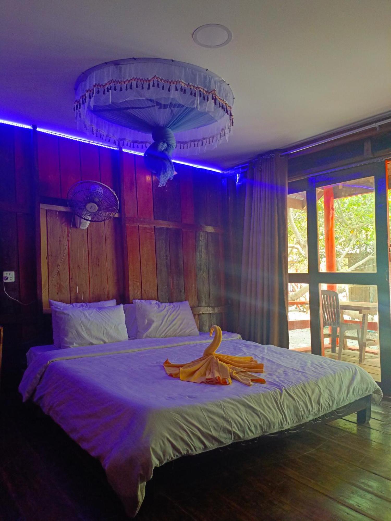 Koh Rong Beach Hostel And Bungalows Kaoh Touch Exterior photo